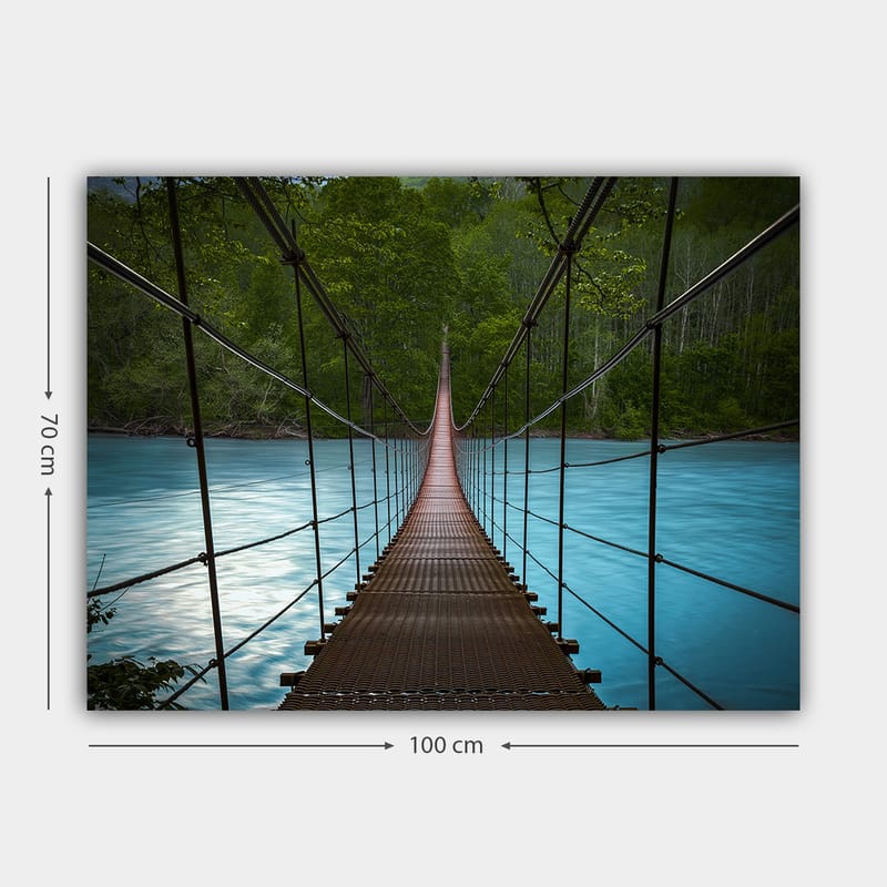 Lerretsbilde 70x100 cm - Hengebro som går over en rolig, blå elv omgitt av frodige trær - Mørk brun / Turkis / Grønn - Innredning - Bilder & kunst - Lerretsbilder