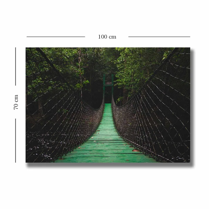 Lerretsbilde 70x100 cm - Hengebro som strekker seg gjennom en frodig skog - Grønn / Svart - Innredning - Bilder & kunst - Lerretsbilder