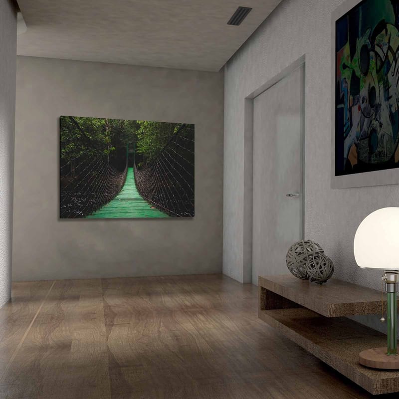 Lerretsbilde 70x100 cm - Hengebro som strekker seg gjennom en frodig skog - Grønn / Svart - Innredning - Bilder & kunst - Lerretsbilder