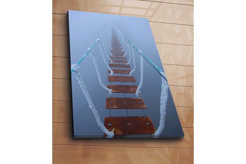 Lerretsbilde 70x100 cm - Hengebro som strekker seg gjennom tåken og skaper en mystisk og fjern følelse - Mørk brun / Hvit / Lys blå - Innredning - Bilder & kunst - Lerretsbilder