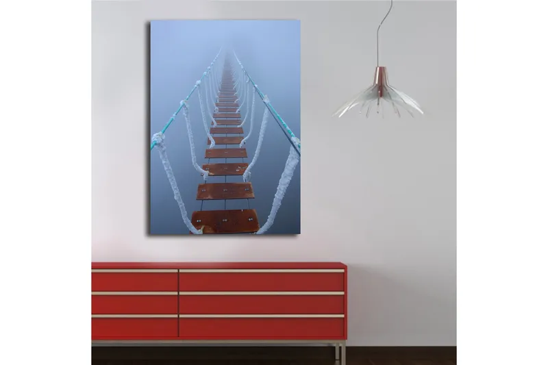 Lerretsbilde 70x100 cm - Hengebro som strekker seg gjennom tåken og skaper en mystisk og fjern følelse - Mørk brun / Hvit / Lys blå - Innredning - Bilder & kunst - Lerretsbilder