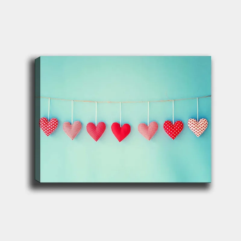 Lerretsbilde 70x100 cm - Hengende hjerter i forskjellige mønstre og nyanser av rødt, Rød / Lyseblå / Hvit