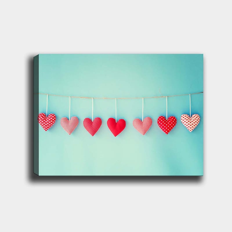 Lerretsbilde 70x100 cm - Hengende hjerter i forskjellige mønstre og nyanser av rødt - Rød / Lyseblå / Hvit - Innredning - Bilder & kunst - Lerretsbilder