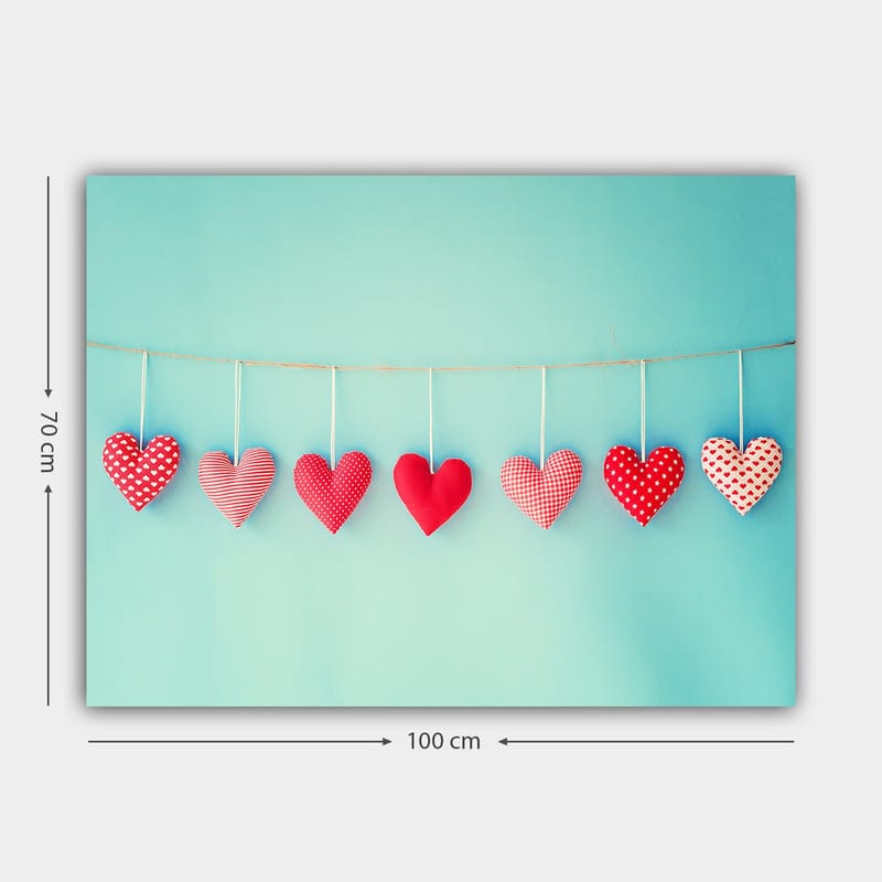 Lerretsbilde 70x100 cm - Hengende hjerter i forskjellige mønstre og nyanser av rødt - Rød / Lyseblå / Hvit - Innredning - Bilder & kunst - Lerretsbilder