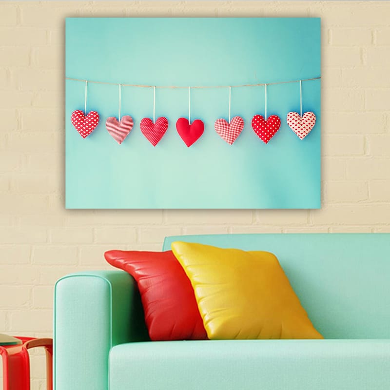 Lerretsbilde 70x100 cm - Hengende hjerter i forskjellige mønstre og nyanser av rødt - Rød / Lyseblå / Hvit - Innredning - Bilder & kunst - Lerretsbilder