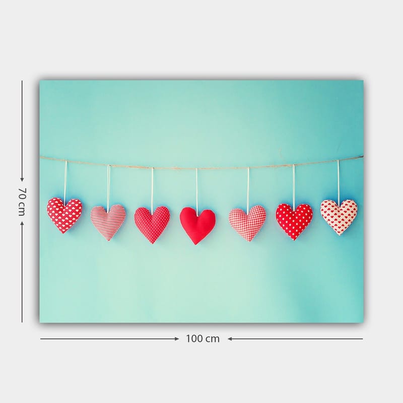 Lerretsbilde 70x100 cm - Hengende hjerter i forskjellige mønstre og nyanser av rødt - Rød / Lyseblå / Hvit - Innredning - Bilder & kunst - Lerretsbilder