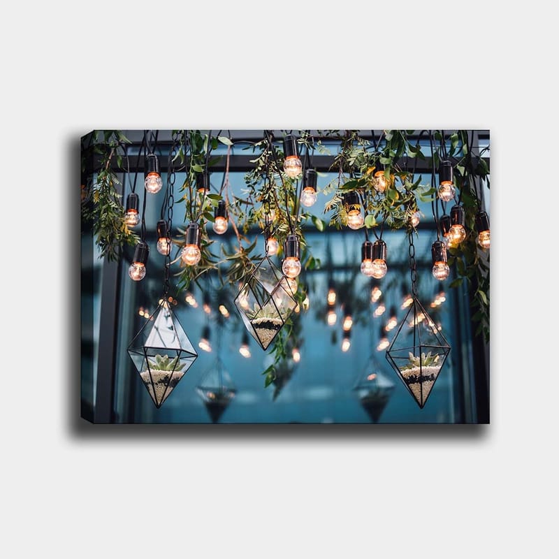 Lerretsbilde 70x100 cm - Hengende lamper og geometriske blomsterpotter i et moderne interiør - Grønn / Svart / Gull - Innredning - Bilder & kunst - Lerretsbilder