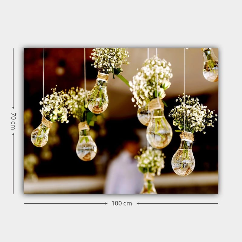 Lerretsbilde 70x100 cm - Hengende lyspærer med blomster som skaper en romantisk og kreativ atmosfære - Grønn / Hvit / Brun - Innredning - Bilder & kunst - Lerretsbilder