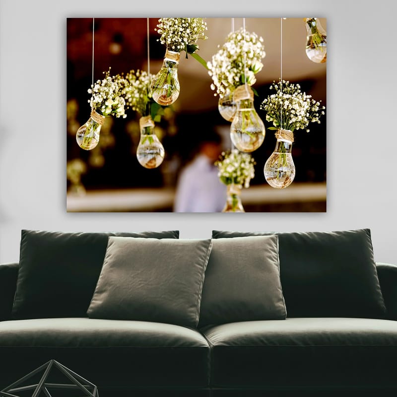 Lerretsbilde 70x100 cm - Hengende lyspærer med blomster som skaper en romantisk og kreativ atmosfære - Grønn / Hvit / Brun - Innredning - Bilder & kunst - Lerretsbilder