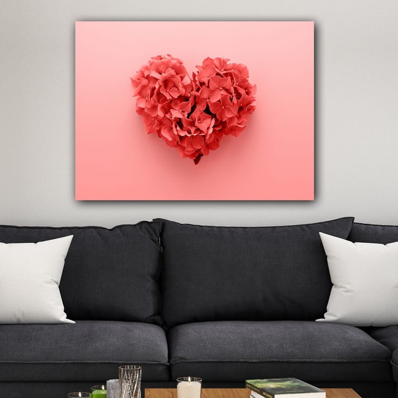 Lerretsbilde 70x100 cm - Hjerteformet blomsterkomposisjon i en romantisk og leken stil - Korallrød / Lys rosa - Innredning - Bilder & kunst - Lerretsbilder