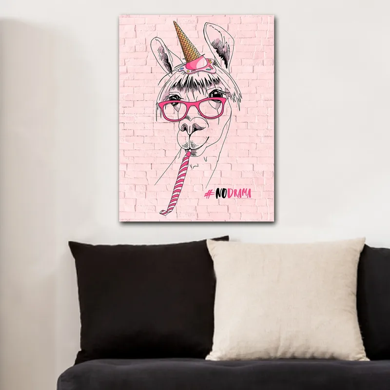 Lerretsbilde 70x100 cm - Humoristisk illustrasjon av en lama med briller og enhjørninghatt - Rosa / Svart / Hvit - Innredning - Bilder & kunst - Lerretsbilder