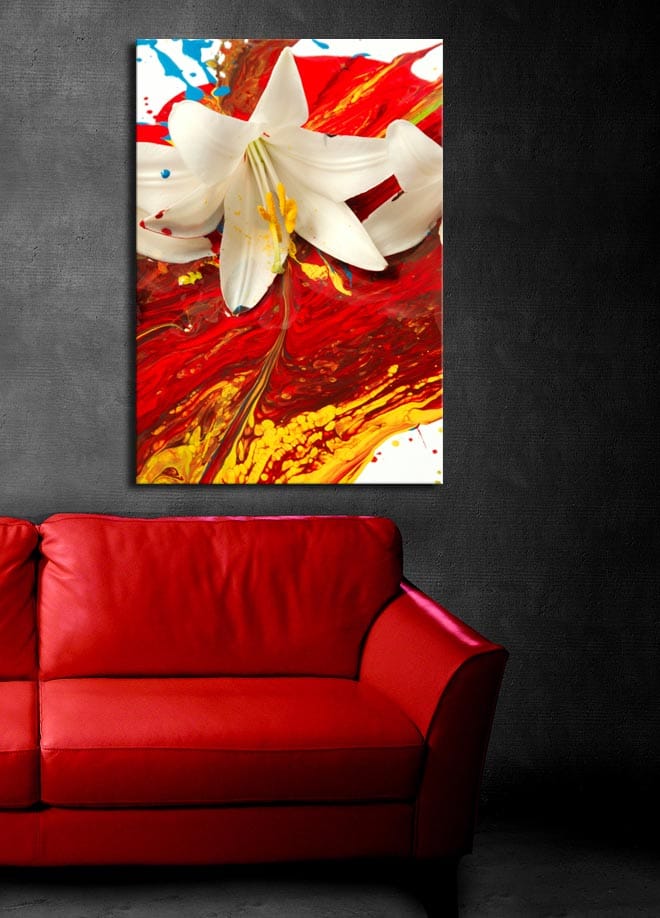 Lerretsbilde 70x100 cm - Hvit lilje som står frem mot en bakgrunn av intense røde og gule farger - Rød / Gul / Hvit - Innredning - Bilder & kunst - Lerretsbilder