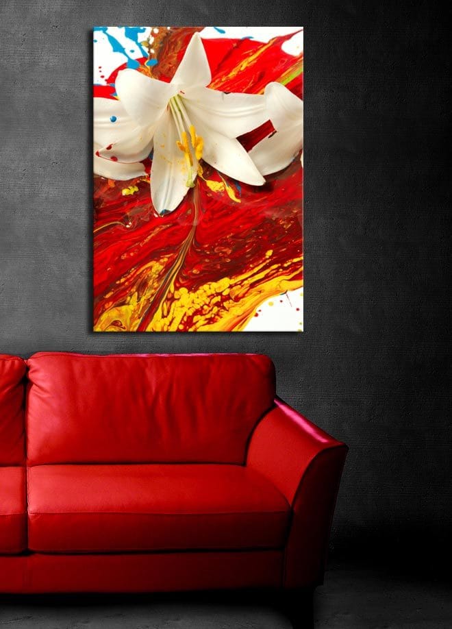 Lerretsbilde 70x100 cm - Hvit lilje som står frem mot en bakgrunn av intense røde og gule farger - Rød / Gul / Hvit - Innredning - Bilder & kunst - Lerretsbilder