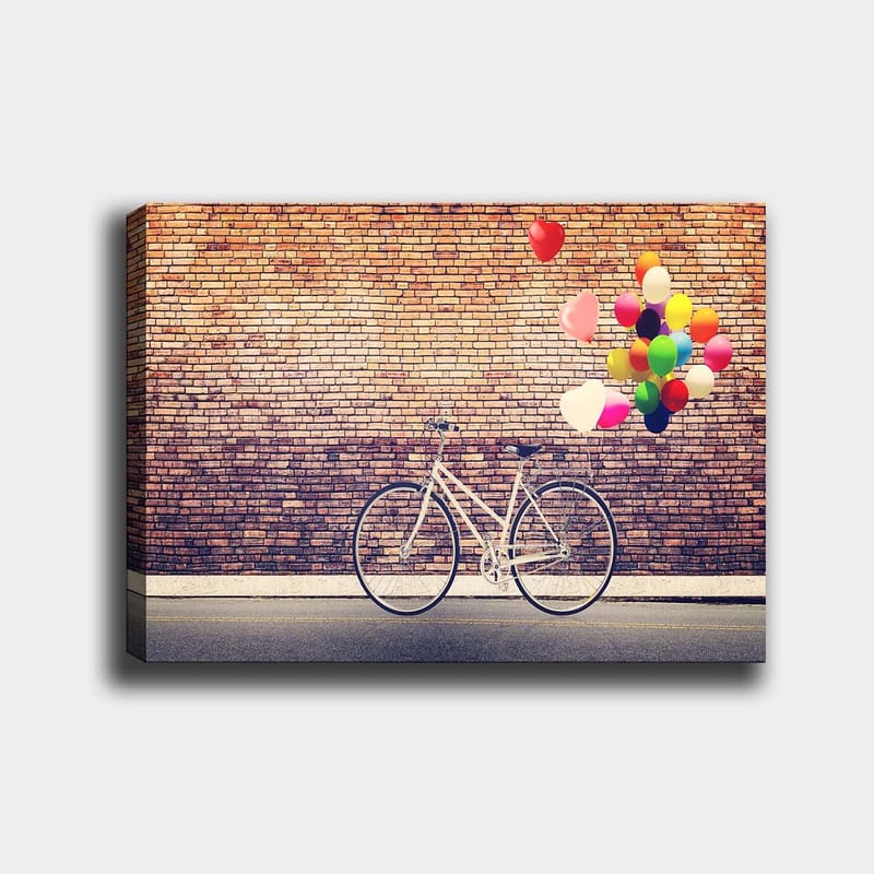 Lerretsbilde 70x100 cm - Hvit sykkel med fargerike ballonger som svever over mot en murvegg - Hvit / Rød / Gul - Innredning - Bilder & kunst - Lerretsbilder