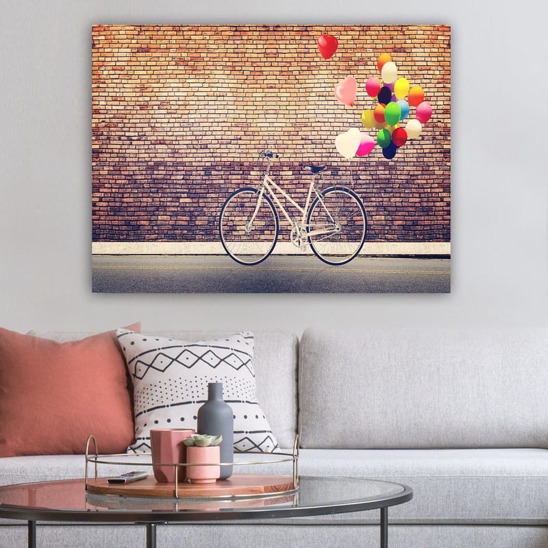 Lerretsbilde 70x100 cm - Hvit sykkel med fargerike ballonger som svever over mot en murvegg - Hvit / Rød / Gul - Innredning - Bilder & kunst - Lerretsbilder