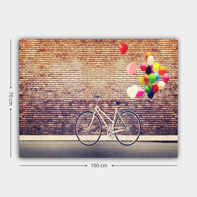 Lerretsbilde 70x100 cm - Hvit sykkel med fargerike ballonger som svever over mot en murvegg - Hvit / Rød / Gul - Innredning - Bilder & kunst - Lerretsbilder