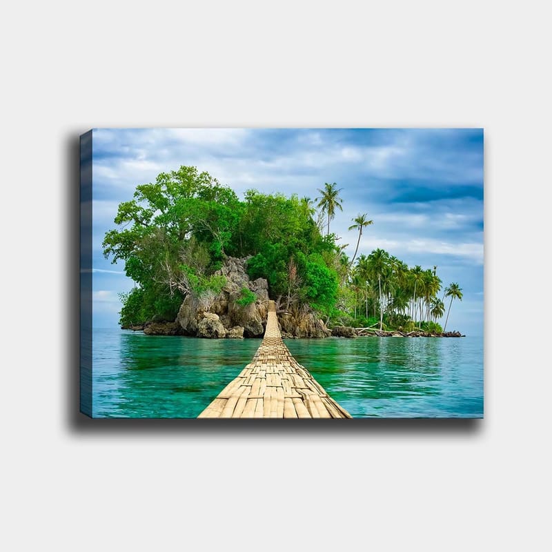 Lerretsbilde 70x100 cm - Idyllisk øy med frodig grøntområde og en trebro som fører ut over det klare vannet, Grønn / Blå / Brun