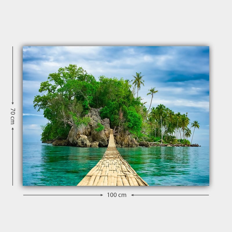 Lerretsbilde 70x100 cm - Idyllisk øy med frodig grøntområde og en trebro som fører ut over det klare vannet - Grønn / Blå / Brun - Innredning - Bilder & kunst - Lerretsbilder