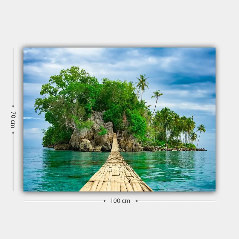 Lerretsbilde 70x100 cm - Idyllisk øy med frodig grøntområde og en trebro som fører ut over det klare vannet - Grønn / Blå / Brun - Innredning - Bilder & kunst - Lerretsbilder