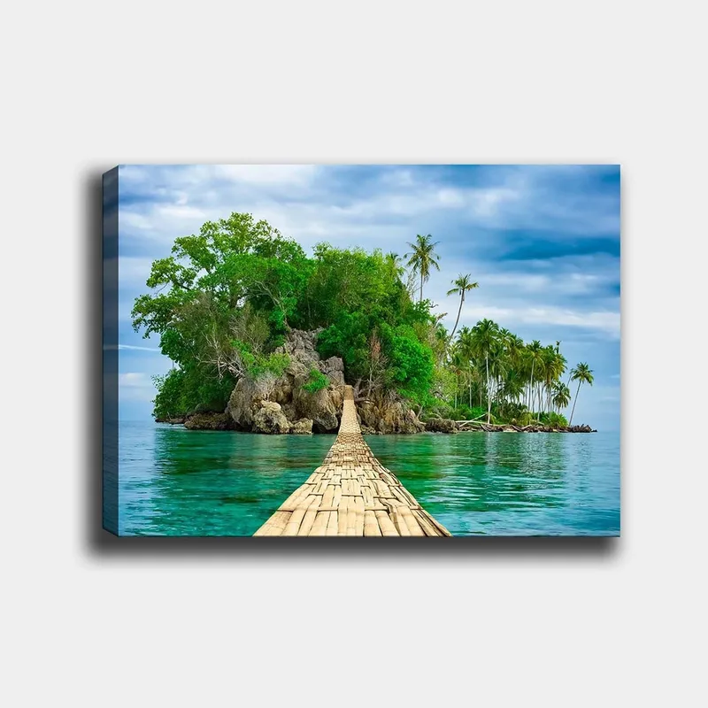 Lerretsbilde 70x100 cm - Idyllisk øy med frodig grøntområde og en trebro som fører ut over det klare vannet, Grønn / Blå / Brun