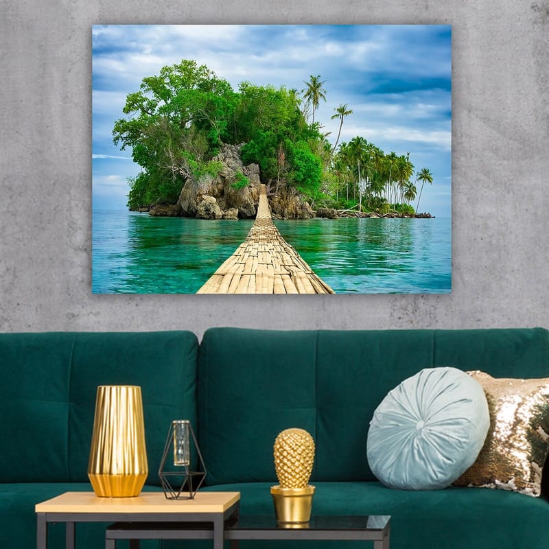 Lerretsbilde 70x100 cm - Idyllisk øy med frodig grøntområde og en trebro som fører ut over det klare vannet - Grønn / Blå / Brun - Innredning - Bilder & kunst - Lerretsbilder