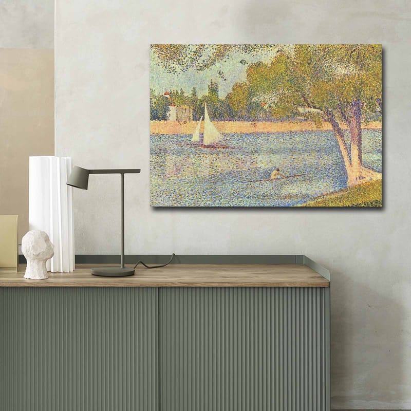 Lerretsbilde 70x100 cm - Idyllisk innsjølandskap med seilbåter og trær som gjenspeiler en rolig sommerstemning - Grønn / Blå / Beige - Innredning - Bilder & kunst - Lerretsbilder