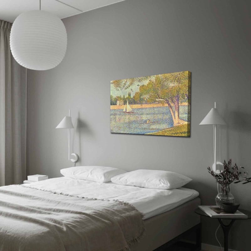 Lerretsbilde 70x100 cm - Idyllisk innsjølandskap med seilbåter og trær som gjenspeiler en rolig sommerstemning, Grønn / Blå / Beige