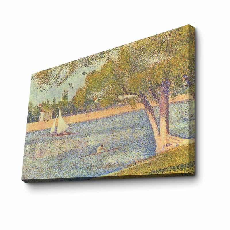 Lerretsbilde 70x100 cm - Idyllisk innsjølandskap med seilbåter og trær som gjenspeiler en rolig sommerstemning - Grønn / Blå / Beige - Innredning - Bilder & kunst - Lerretsbilder