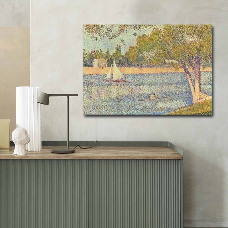 Lerretsbilde 70x100 cm - Idyllisk innsjølandskap med seilbåter og trær som gjenspeiler en rolig sommerstemning - Grønn / Blå / Beige - Innredning - Bilder & kunst - Lerretsbilder