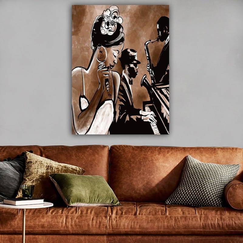 Lerretsbilde 70x100 cm - Jazzsanger fremfører en sang med musikere i bakgrunnen - Brun / Svart / Hvit - Innredning - Bilder & kunst - Lerretsbilder