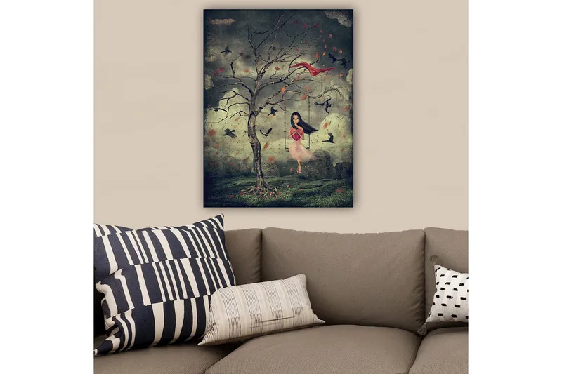 Lerretsbilde 70x100 cm - Jente i rosa kjole svinger seg fra et tre i drømmeaktige omgivelser med fugler som svever rundt henne - Mørkegrønn / Rød / Rosa - Innredning - Bilder & kunst - Lerretsbilder