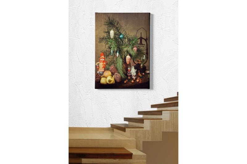 Lerretsbilde 70x100 cm - Juledekorasjon med grantre, dekorasjoner og frukt - Grønn / Rød / Beige - Innredning - Bilder & kunst - Lerretsbilder