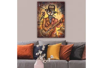 Lerretsbilde 70x100 cm - Kattekledd musiker spiller gitar med en fugl på skulderen i et urbant miljø - Brun / Oransje / Beige - Innredning - Bilder & kunst - Lerretsbilder