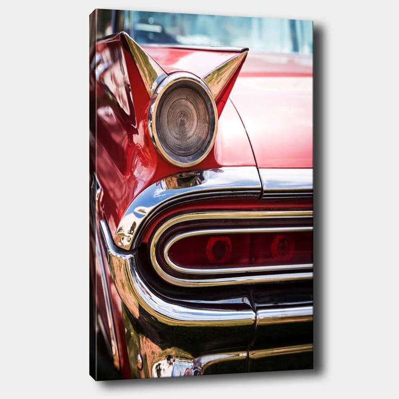 Lerretsbilde 70x100 cm - Klassisk bil med en særegen rød farge og skinnende kromdetaljer, Rød / Krom (sølv)