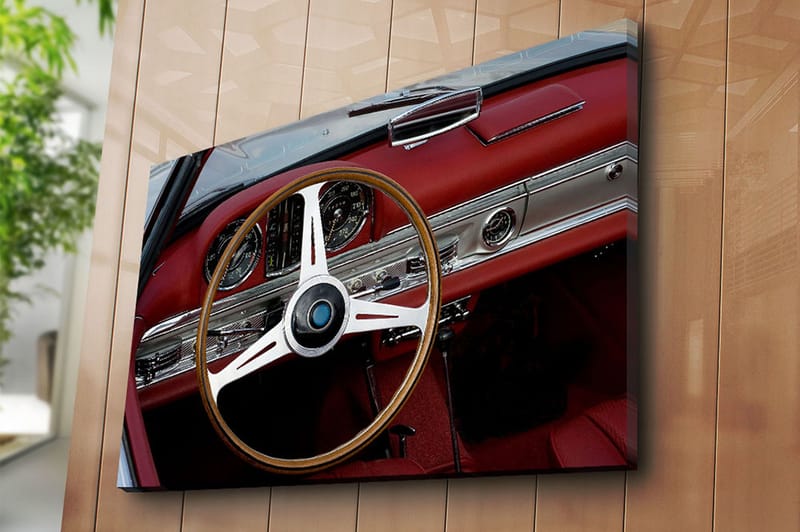Lerretsbilde 70x100 cm - Klassisk bilinteriør med fokus på rattet og dashbordet - Rød / Sølv / Svart - Innredning - Bilder & kunst - Lerretsbilder