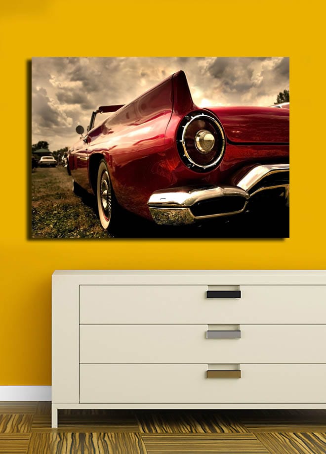 Lerretsbilde 70x100 cm - Klassisk rød bil med elegant hekk og kromdetaljer - Rød / Krom (sølv) - Innredning - Bilder & kunst - Lerretsbilder