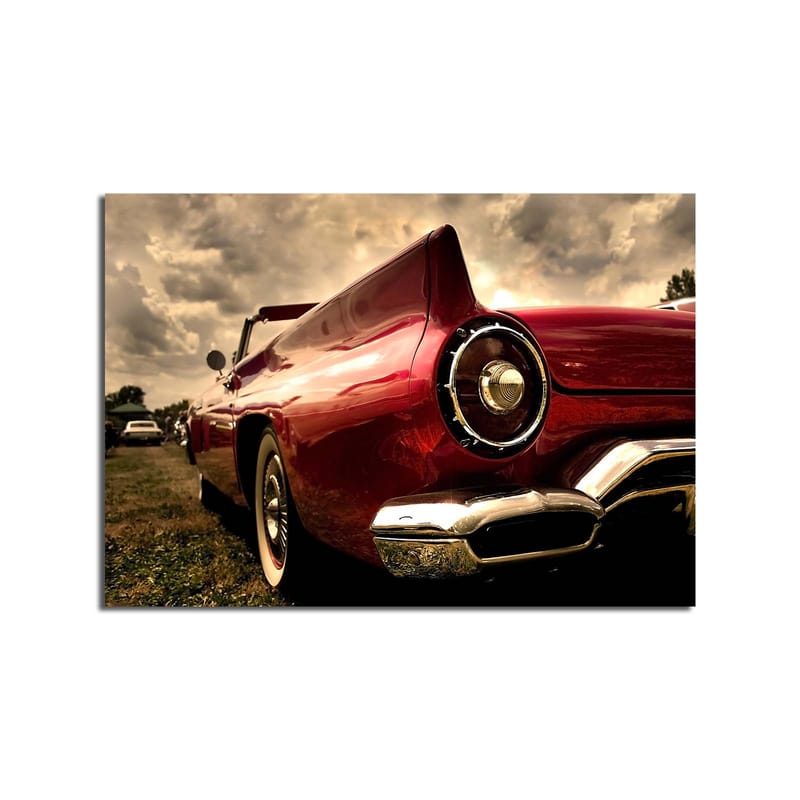 Lerretsbilde 70x100 cm - Klassisk rød bil med elegant hekk og kromdetaljer - Rød / Krom (sølv) - Innredning - Bilder & kunst - Lerretsbilder