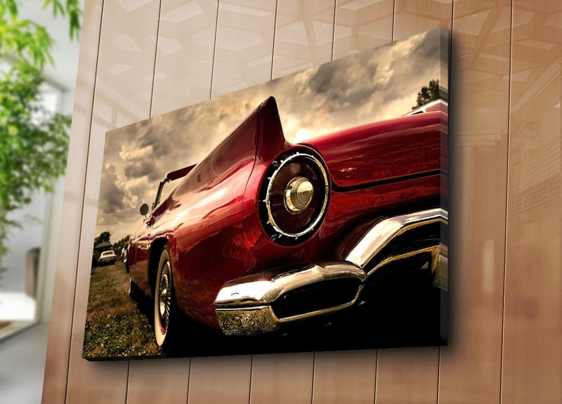 Lerretsbilde 70x100 cm - Klassisk rød bil med elegant hekk og kromdetaljer - Rød / Krom (sølv) - Innredning - Bilder & kunst - Lerretsbilder