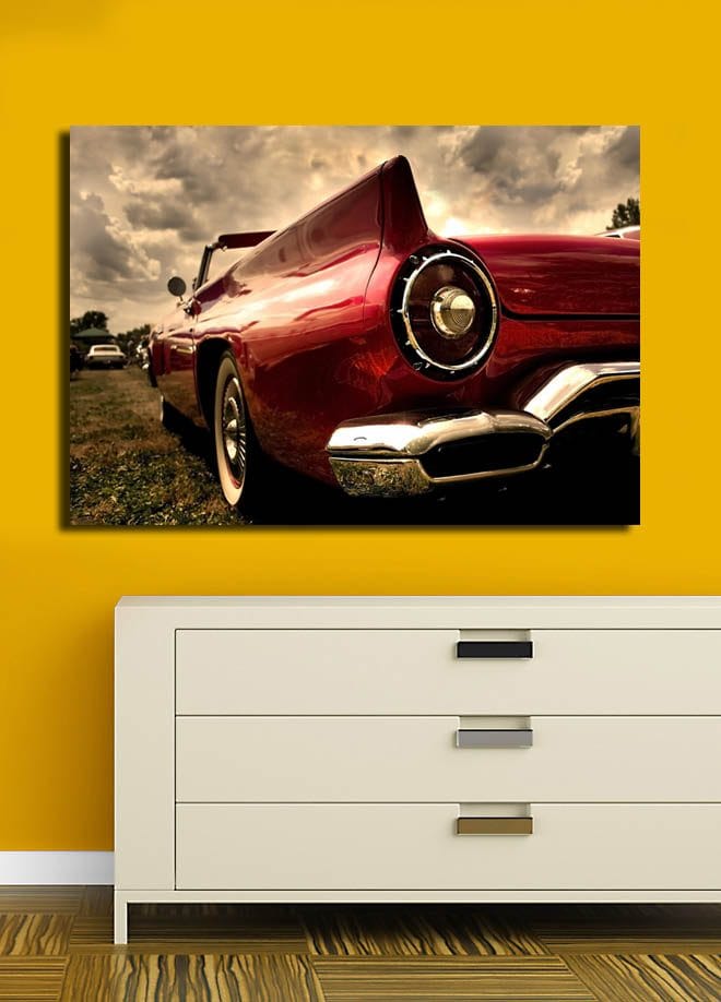 Lerretsbilde 70x100 cm - Klassisk rød bil med elegant hekk og kromdetaljer - Rød / Krom (sølv) - Innredning - Bilder & kunst - Lerretsbilder