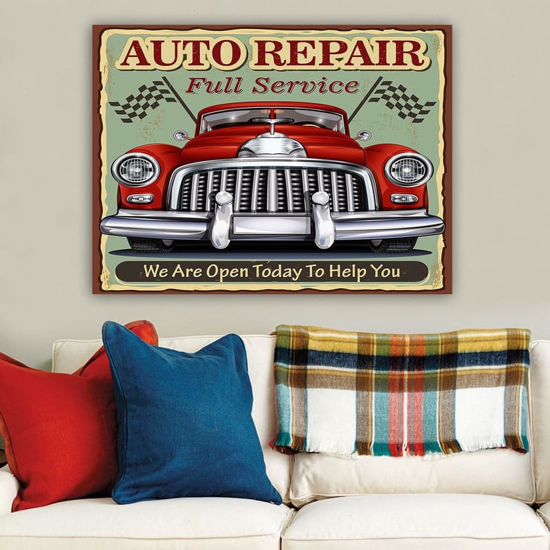 Lerretsbilde 70x100 cm - Klassisk rød bil med kromgrill og racingflagg i bakgrunnen - Rød / Krom (sølv) / Grønn - Innredning - Bilder & kunst - Lerretsbilder