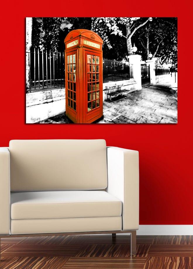Lerretsbilde 70x100 cm - Klassisk rød telefonkiosk i et svart-hvitt bybilde - Rød / Svart / Hvit - Innredning - Bilder & kunst - Lerretsbilder