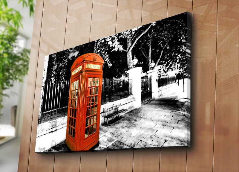 Lerretsbilde 70x100 cm - Klassisk rød telefonkiosk i et svart-hvitt bybilde - Rød / Svart / Hvit - Innredning - Bilder & kunst - Lerretsbilder