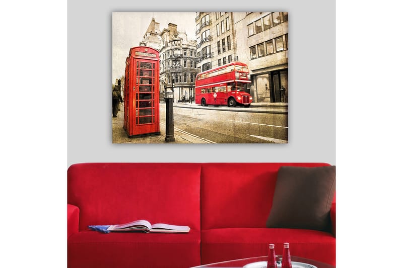 Lerretsbilde 70x100 cm - Klassisk rød telefonkiosk og en rød dobbeltdekkerbuss på en bygate - Rød / Grå - Innredning - Bilder & kunst - Lerretsbilder