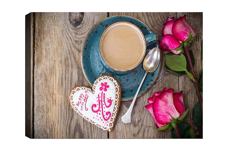 Lerretsbilde 70x100 cm - Kopp kaffe med hjerteformet pepperkake og roser på et trebord, Turkis / Rosa / Brun