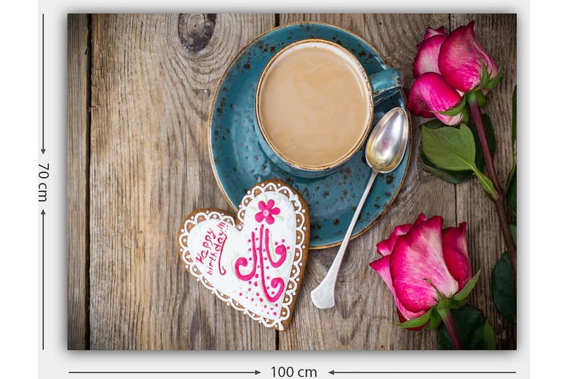 Lerretsbilde 70x100 cm - Kopp kaffe med hjerteformet pepperkake og roser på et trebord - Turkis / Rosa / Brun - Innredning - Bilder & kunst - Lerretsbilder