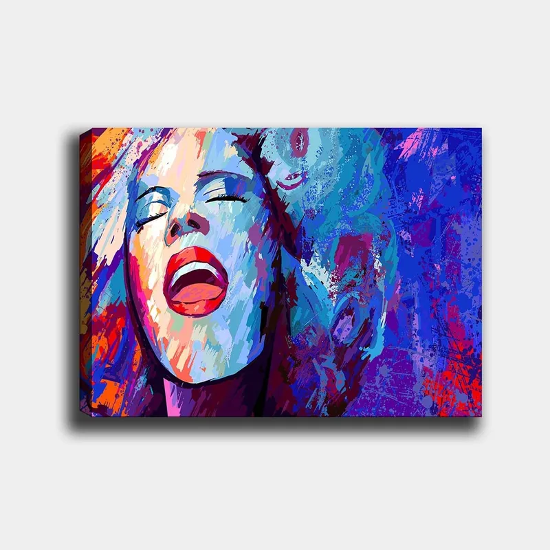 Lerretsbilde 70x100 cm - Kraftig kvinne som synger med uttrykksfulle ansiktstrekk, Blå / Rød / Hvit