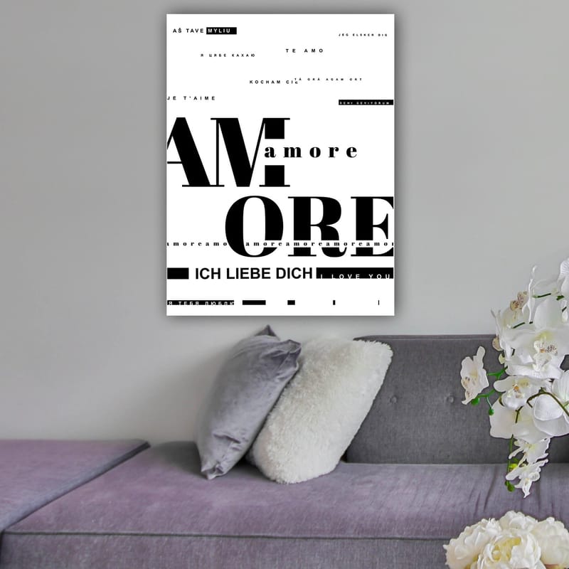 Lerretsbilde 70x100 cm - Kunstverket fokuserer på ordet AMORE i forskjellige skrifttyper og språk, og uttrykker kjærlighetens mangfold - Svart / Hvit - Innredning - Bilder & kunst - Lerretsbilder