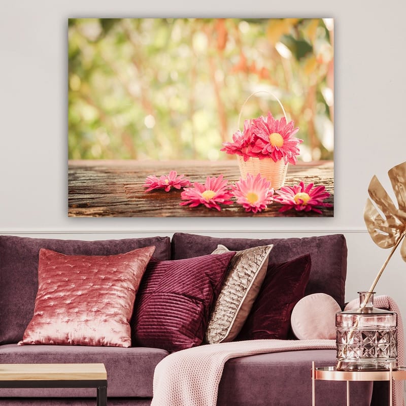 Lerretsbilde 70x100 cm - Kurv fylt med rosa blomster på en treflate - Rosa / Gul / Brun - Innredning - Bilder & kunst - Lerretsbilder