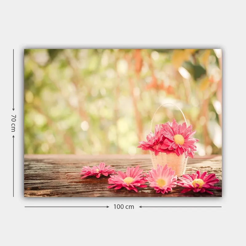 Lerretsbilde 70x100 cm - Kurv fylt med rosa blomster på en treflate - Rosa / Gul / Brun - Innredning - Bilder & kunst - Lerretsbilder