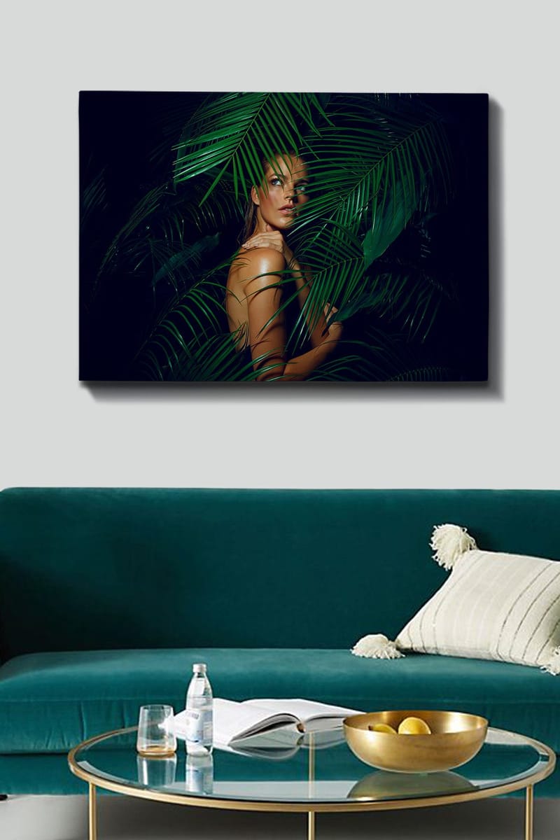 Lerretsbilde 70x100 cm - Kvinne delvis skjult bak grønne palmeblader - Mørk grønn / Lys grønn / Beige - Innredning - Bilder & kunst - Lerretsbilder
